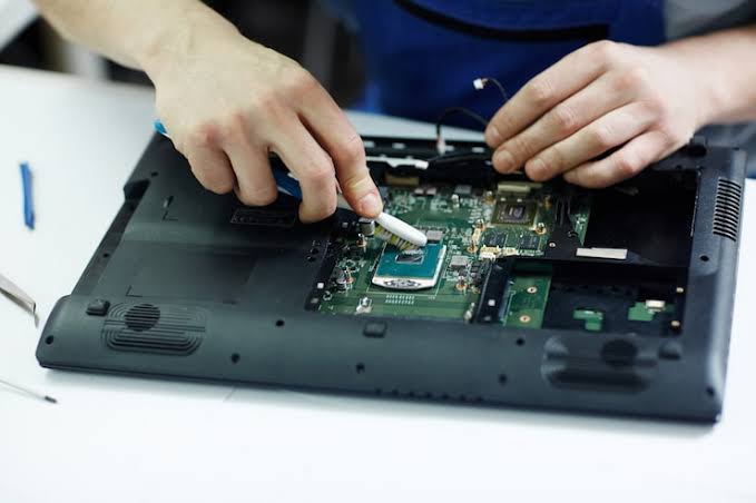 MENGENAL PROFESI TEKNISI DI AZZAHRA COMPUTER SERVICE CENTER