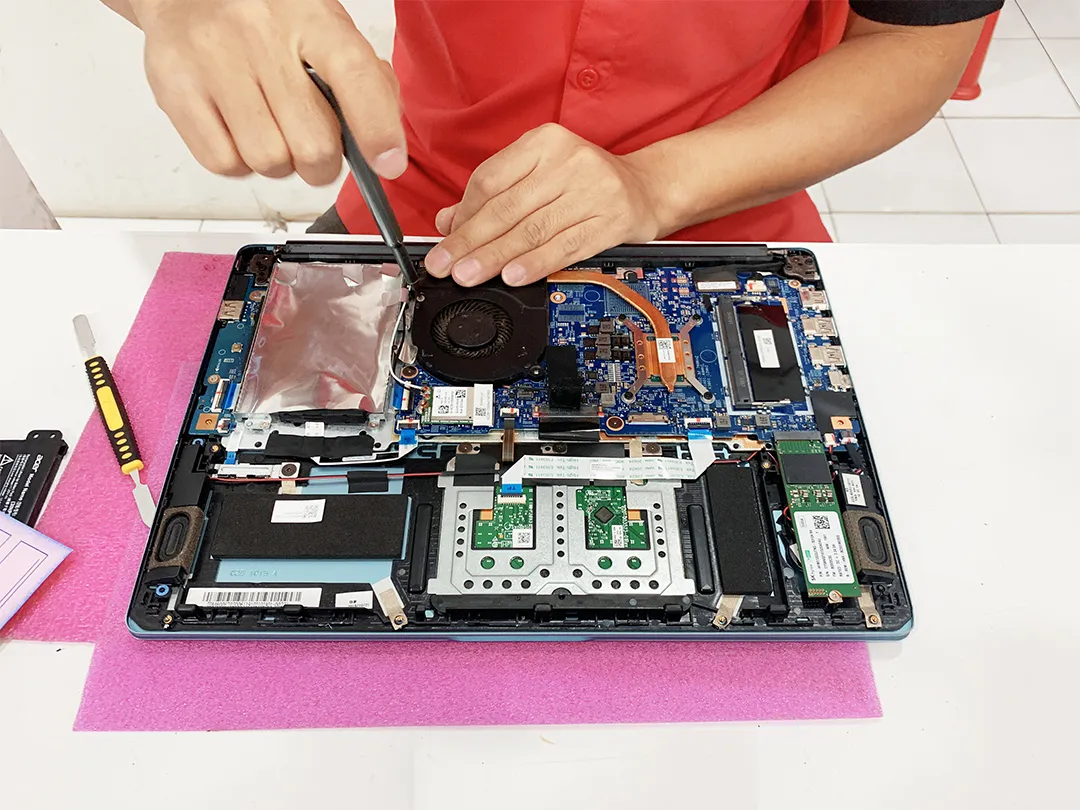 teknisi yang sedang membongkar laptop di Azzahra Computer